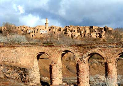 منارجنبان خرانق؛ شگفتی معماری خشتی در قلب کویر ایران