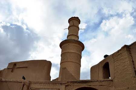 منارجنبان خرانق؛ شگفتی معماری خشتی در قلب کویر ایران