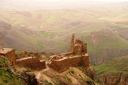قلعه ضحاک هشترود؛ راهنمای بازدید از دژ تاریخی آذربایجان